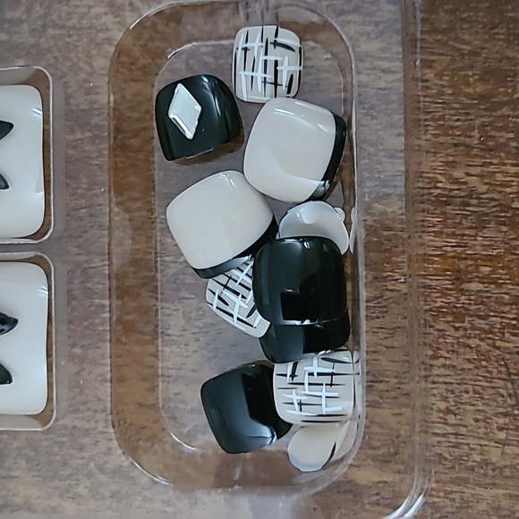 2/$16 3D Bows, Rhinestones, & Pearls Press on Toenails - Picture 15 of 17